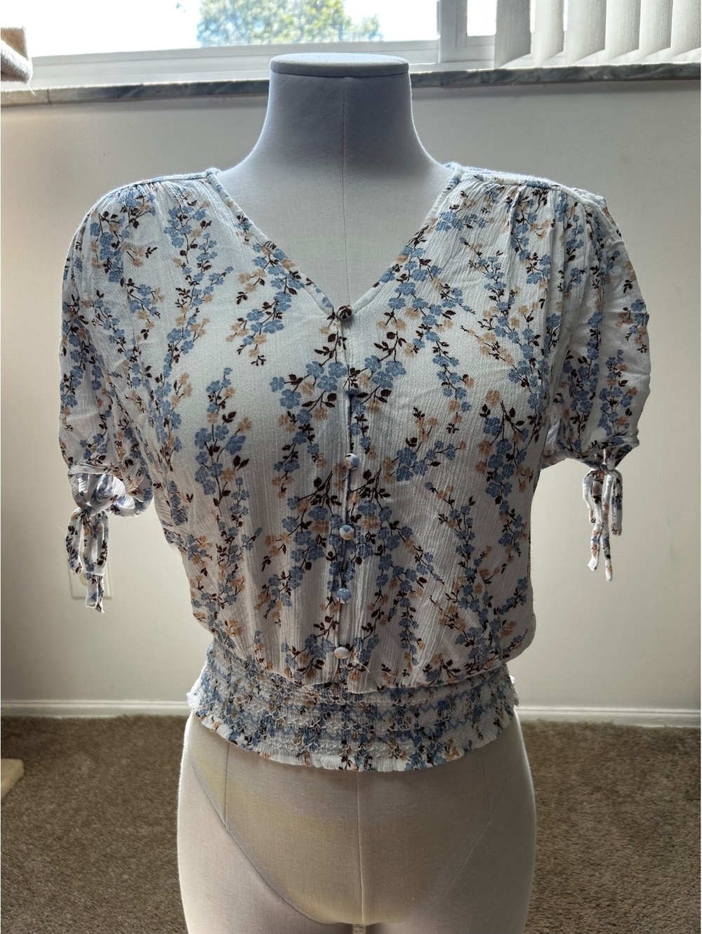 C by One Women's Medium Floral V-Neck Puff Sleeve Ribbed Top with Smocked Waist